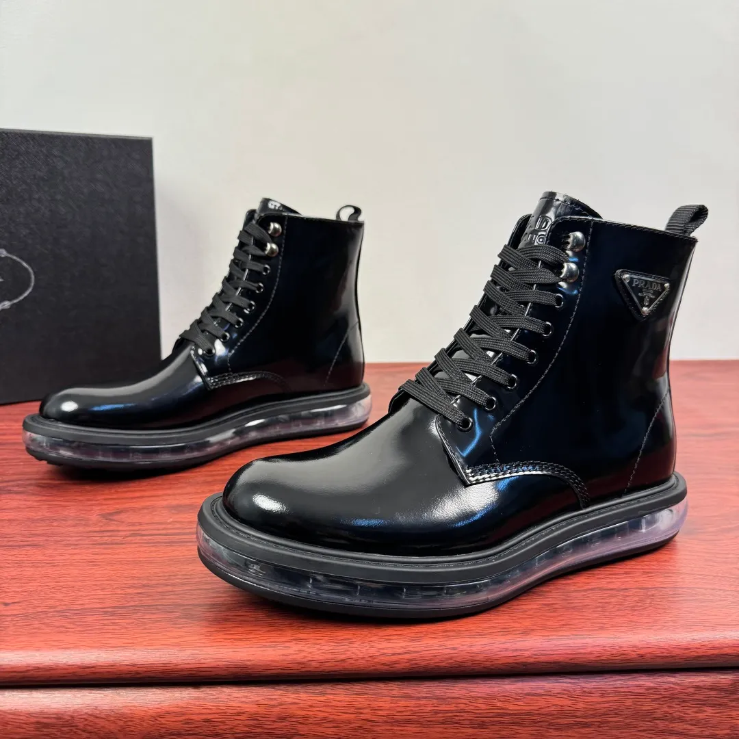Batch 1020 Prada/Prada classic men's high-top air-cushion casual leather shoes, business formal leather shoes! Exclusive new air-cushion short boots for autumn and winter. Made in Guangdong, please pay attention to the details and pursue high quality. Italian original open-edge bead/matte calfskin styles are available. Low-key luxury, geometric tailoring, motorcycle imported from Germany, precision stitching, simple glossy surface, classic European and American style, clear water chestnuts, extended lace-up upper to better fit the shape of the foot, classic silver metal triangle logo details on the side, simple glossy surface, standard formal wear, full calfskin interior, exclusive gold label foot pads from P family, heel webbing heel, upper foot is stable and comfortable, original ultra-soft air cushion outsole, silver label PRADA letter logo decoration on the heel, rubber bottom layer wrapping, high comfort Excellent anti-slip performance, stitching technology, no slipping off the sole, more durable, 3.5CM thick sole, more adaptable, can enter and exit various occasions, fine workmanship, clear edges and corners of the shoe shape, perfect as a work of art, quality assurance, complete package! Size: 38-39-40-41-42-43-44 Leather shoe size Item number: 2TG242 Open edge beads